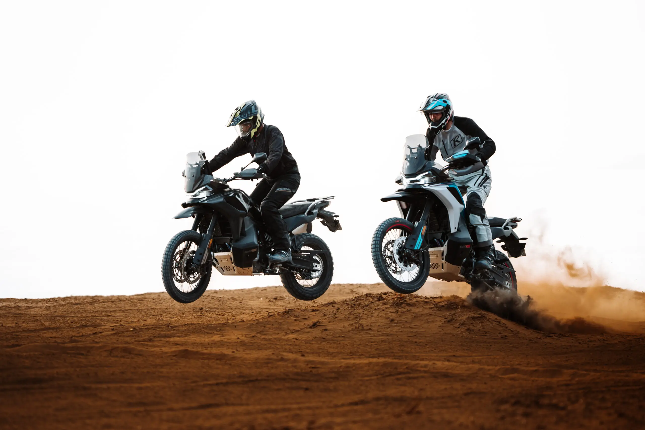 CFMOTO 800MT-X motociklui suteikiama 3 metų gamintojo garantija be ridos ribojimo.