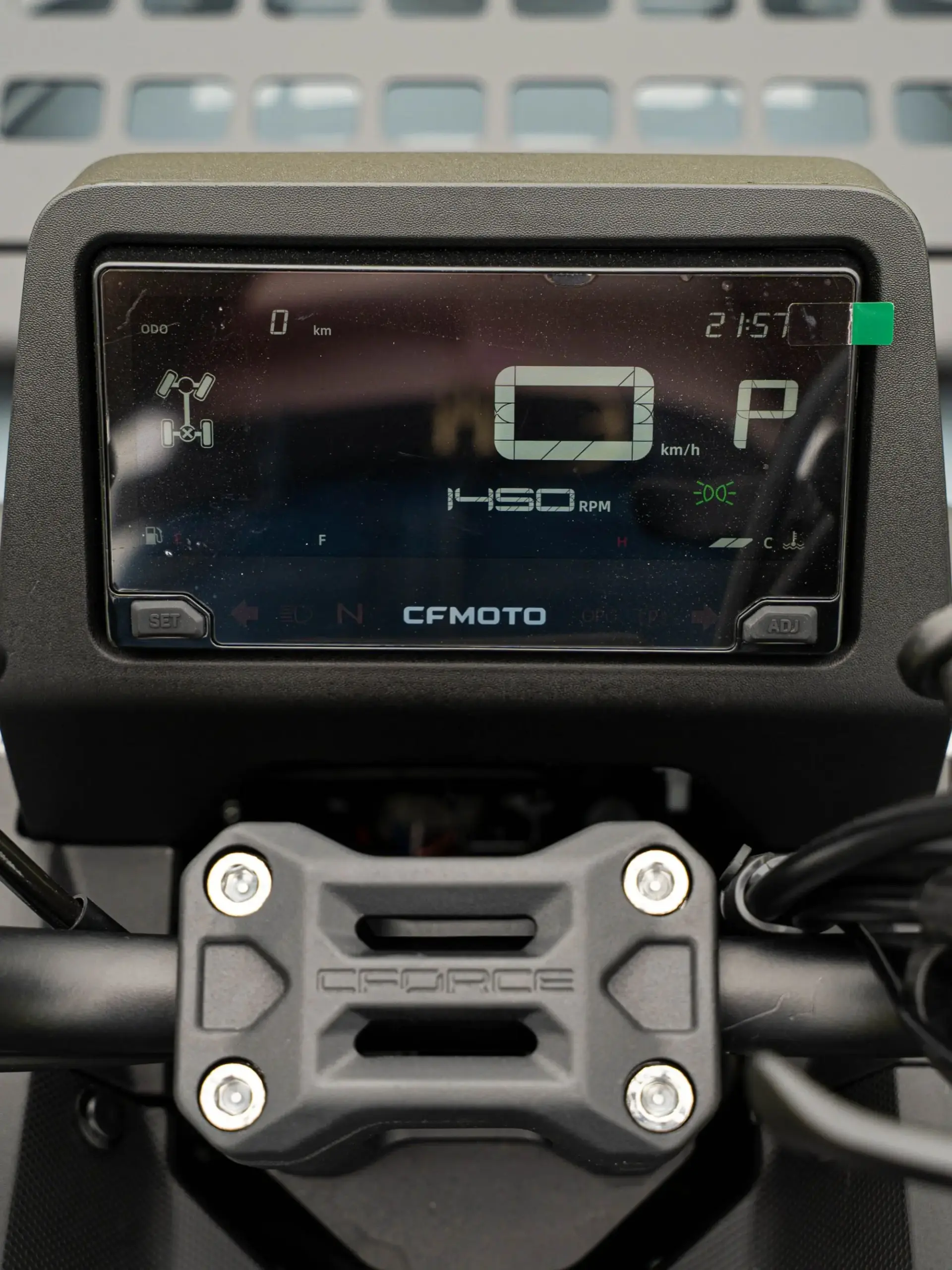 5,9’’ LCD ekranas